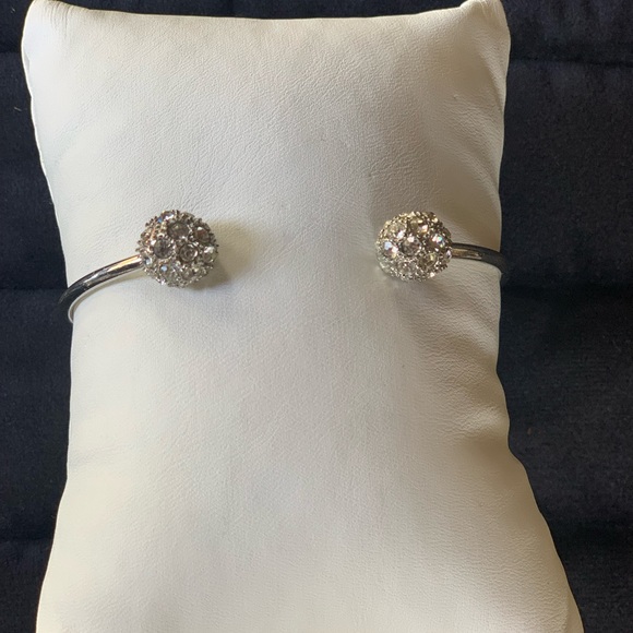 Stunning Bracelet with round rhinestone ends - Picture 1 of 4